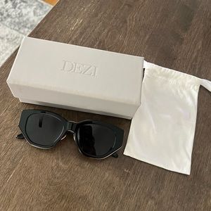 DEZI sunglasses. Style: Charge it in black.
